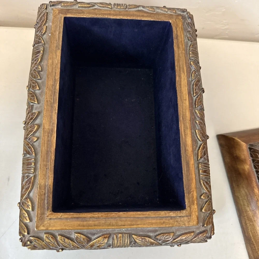 VTG Rectangular Island Motif Themed Trinket Box Embossed Gold Resin‎ Felt Footed